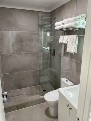 Douche, sèche-cheveux, serviettes fournies, savon