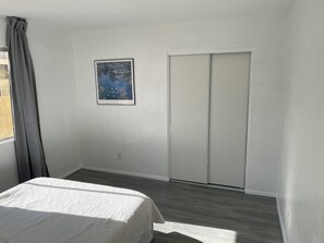Een strijkplank/strijkijzer, internet, beddengoed