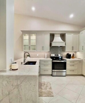 Private kitchen - Newly renovated fully furnished tropical condo in beautiful Palm Beach Gardens (Palm Beach Gardens)