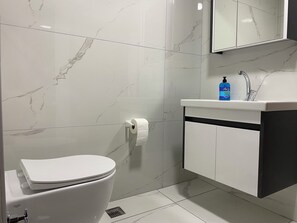 Apartamento luxo, sacada, vista para o mar | Banheiro | Sabonete, papel higiênico