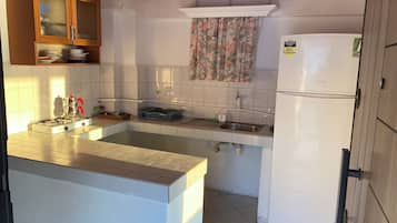 Appartement Deluxe, balcon, vue mer | Cuisine privée | Grand réfrigérateur, nécessaire de nettoyage