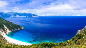 A coastal landscape with a clear view of the sea, a beach, and a mountain range. - Cleo Apartment - Quaint Loft in Kefalonia (Kefalonia)