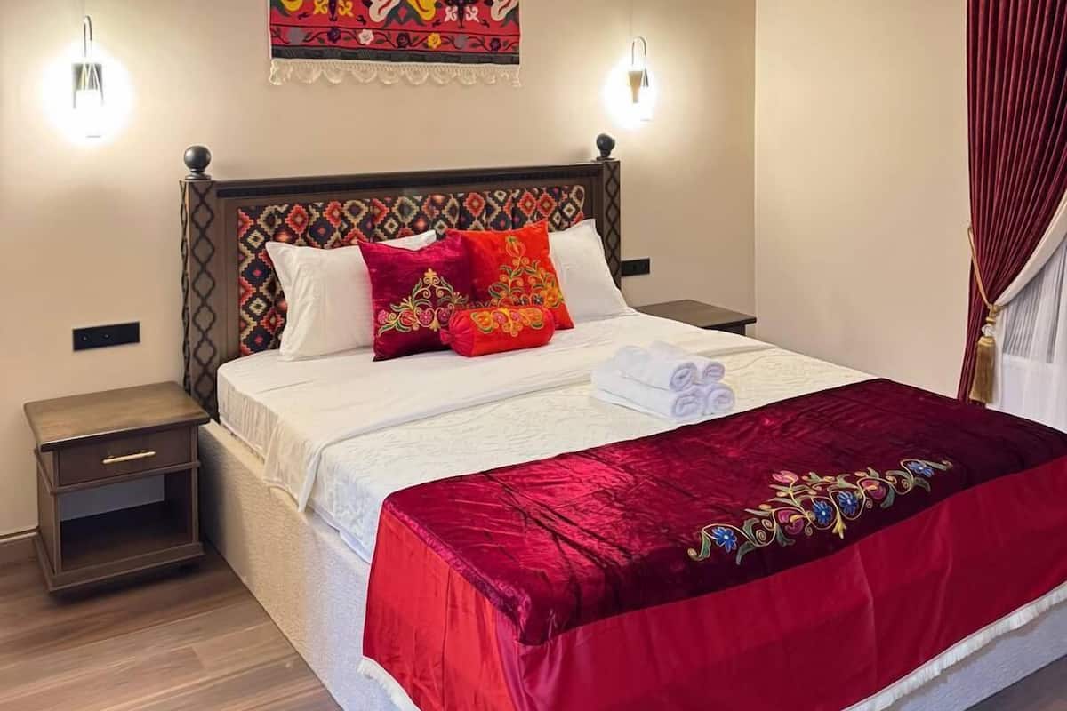 Deluxe Double Room, 1 King Bed | Laptop workspace, free WiFi, bed sheets