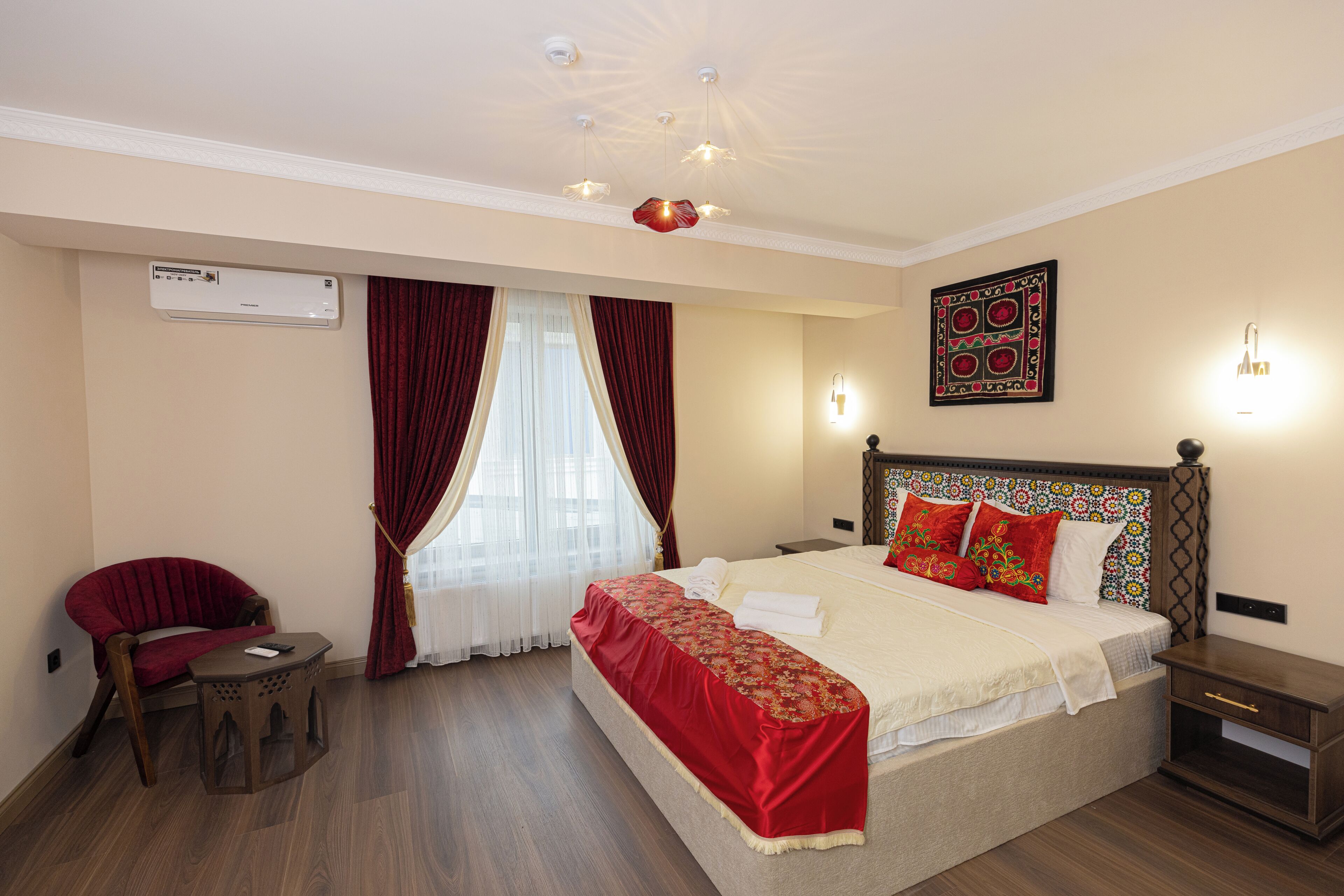 Chambre Deluxe double, 1 très grand lit | Espace de travail pour ordinateurs portables, accès au Wi-Fi (inclus)
