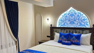 Deluxe-Doppelzimmer, 1 King-Bett | Laptopgeeigneter Arbeitsplatz, kostenloses WLAN, Bettwäsche