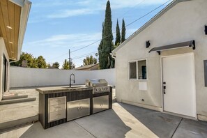 Terrace/patio - Fully Equipped ADU Close to Business Centers, Hospital Centers, & Attractions (Los Angeles)