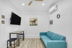 Living area - Fully Equipped ADU Close to Business Centers, Hospital Centers, & Attractions (Los Angeles)
