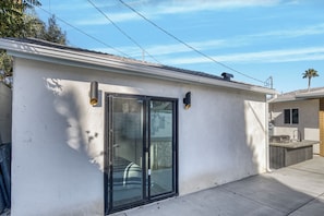 Terrace/patio - Fully Equipped ADU Close to Business Centers, Hospital Centers, & Attractions (Los Angeles)