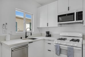 Private kitchen - Fully Equipped ADU Close to Business Centers, Hospital Centers, & Attractions (Los Angeles)