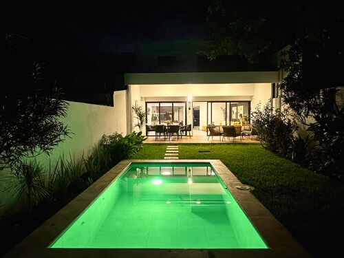 Brand new 5BR Villa w/Private Pool, Super Centric & Space for 20 People!