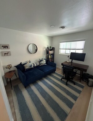 Living area - Napa Home 10 Minutes from BottleRock & Downtown (Napa)