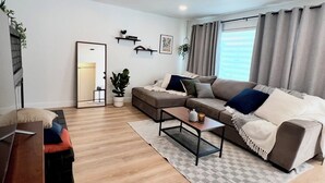 A modern living room with a sofa, coffee table, and a mirror. - Napa Home 10 Minutes from BottleRock & Downtown (Napa)