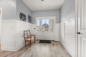 Interior - Stunning 6 Bedroom Lake House Retreat on Hamilton Lake (Hamilton)