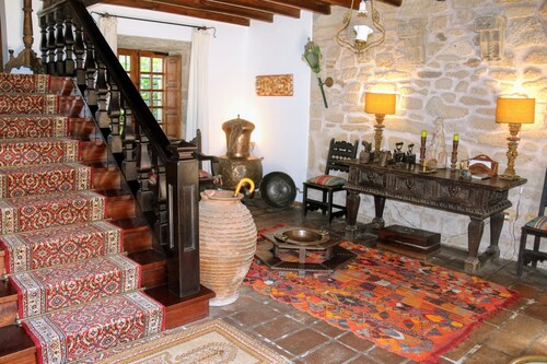 Traditional Galician manor house in a 3800 m2 property.
