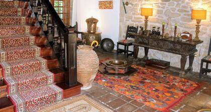 Traditional Galician manor house in a 3800 m2 property.