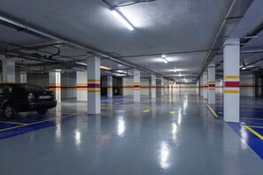 Un parking à plusieurs niveaux, doté d’une signalisation claire des voies de circulation et de piliers de soutien.