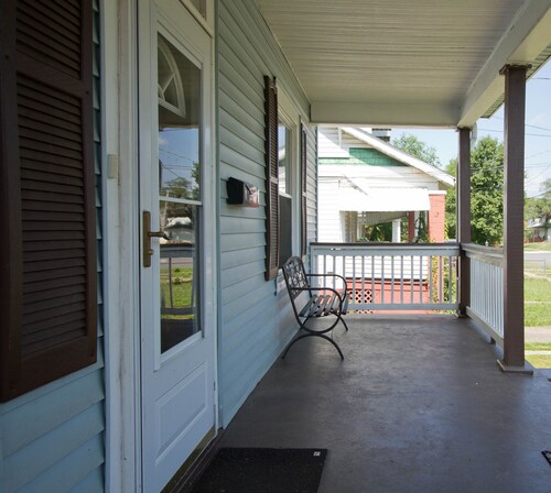 Welcome to the Blue Oasis! Come stay with us in our fully furnished 4-bedroom