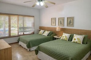 Tabla de planchar con plancha y ropa de cama 