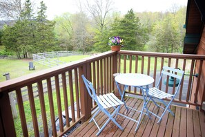 Outdoor dining - Peaceful 3-bedroom loft above barn in lovely New Paltz (New Paltz)