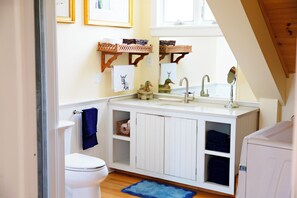 Bathroom - Peaceful 3-bedroom loft above barn in lovely New Paltz (New Paltz)