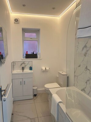 Ensemble baignoire-douche, baignoire profonde, serviettes fournies