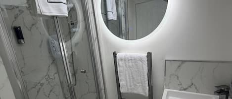 Combined shower/tub, deep soaking tub, towels