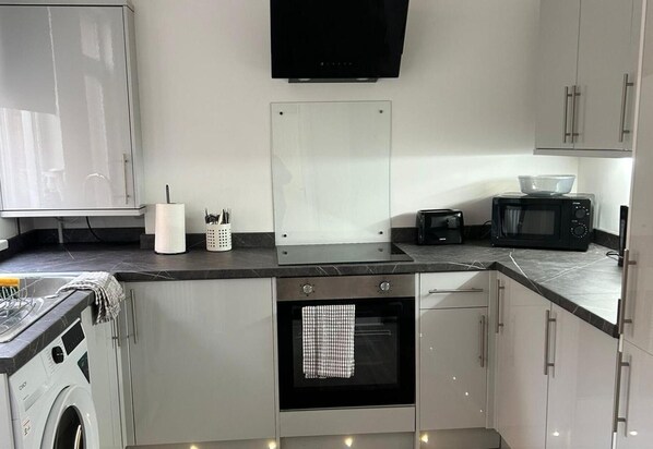 Réfrigérateur, four à micro-ondes, un four, surface de cuisson