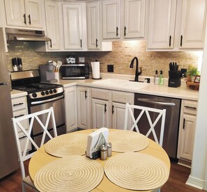 Private kitchen - Lovely 3-bedroom condo with lake views in charming Holiday Island (Holiday Island)