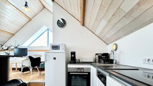 Eine moderne Küche mit Einbauofen, Mikrowelle und Kochfeld.