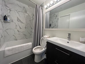 Bathroom - Monthly Rental – Bright & Comfortable Apartment (Vancouver)