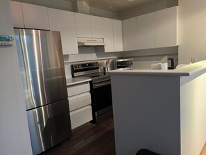 Private kitchen - Monthly Rental – Bright & Comfortable Apartment (Vancouver)
