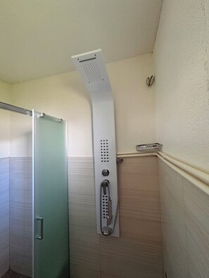 Bathroom - Hana’s Villa, beautiful lake view (Orllan)