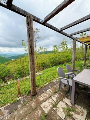 Outdoor dining - Hana’s Villa, beautiful lake view (Orllan)