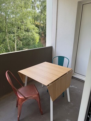 Outdoor dining - Vrbo Property (Paris)
