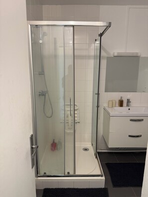 Bathroom - Vrbo Property (Paris)