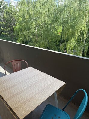Outdoor dining - Vrbo Property (Paris)