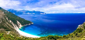 A coastal landscape with a clear view of the sea, a beach, and a mountain range. - Oeve Apartment - A Colourful Loft in Kefalonia (Kefalonia)