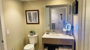 Bathroom - Condo in Myrtle Beach-steps from Caroline Country Music Fest on the beach (Myrtle Beach)