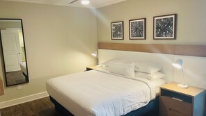 Room - Condo in Myrtle Beach-steps from Caroline Country Music Fest on the beach (Myrtle Beach)
