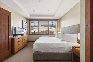 2 bedrooms, iron/ironing board, WiFi, bed sheets - One Ski Hill Slopeside Suite — AC, Pool & Spa (Breckenridge)