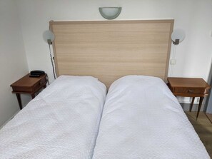 舒适双床房 | 办公桌、笔记本电脑工作区