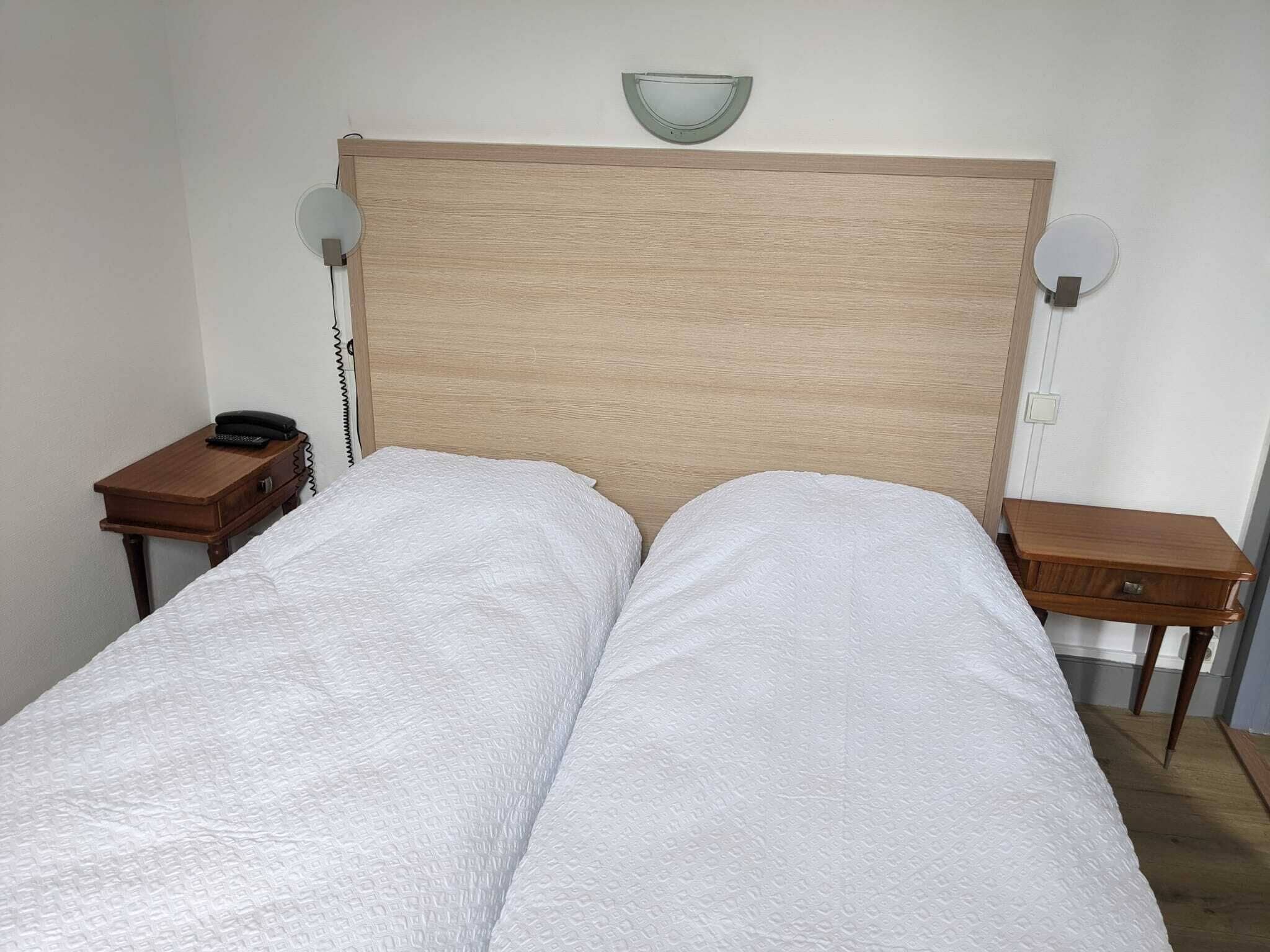 Chambre Confort avec lits jumeaux | Bureau, espace de travail pour ordinateur portable