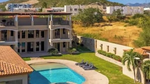 Un immeuble à plusieurs étages doté d’une piscine et d’un jacuzzi.