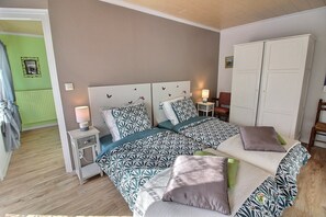 Tabla de planchar con plancha, wifi gratis y ropa de cama 