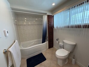 Shower, hair dryer, towels, soap - Cozy Secluded Chalet with Hot Tub Surrounded by Nature (Val-Morin)