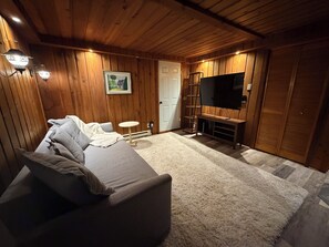 Living area - Cozy Secluded Chalet with Hot Tub Surrounded by Nature (Val-Morin)