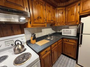 Private kitchen - Cozy Secluded Chalet with Hot Tub Surrounded by Nature (Val-Morin)