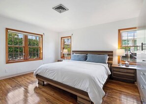 4 bedrooms, iron/ironing board, WiFi, bed sheets