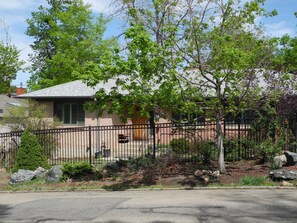 Exterior - Charming 3 bed/2 bath Ranch Style House in Chautauqua Neighborhood (Boulder)