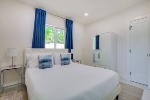 Desk, iron/ironing board, WiFi, wheelchair access - Couple's Retreat 1 Mi to Fort Lauderdale Riverwalk (Fort Lauderdale)